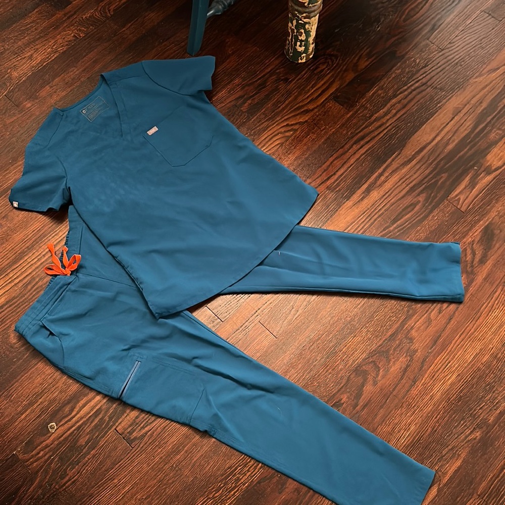 FIGS women’s alps blue scrub set